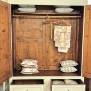 Armadio Toscano antico in legno di abete laccato anticato a mano grigio tortora chiaro. Mobili antichi Siena e Firenze (9)