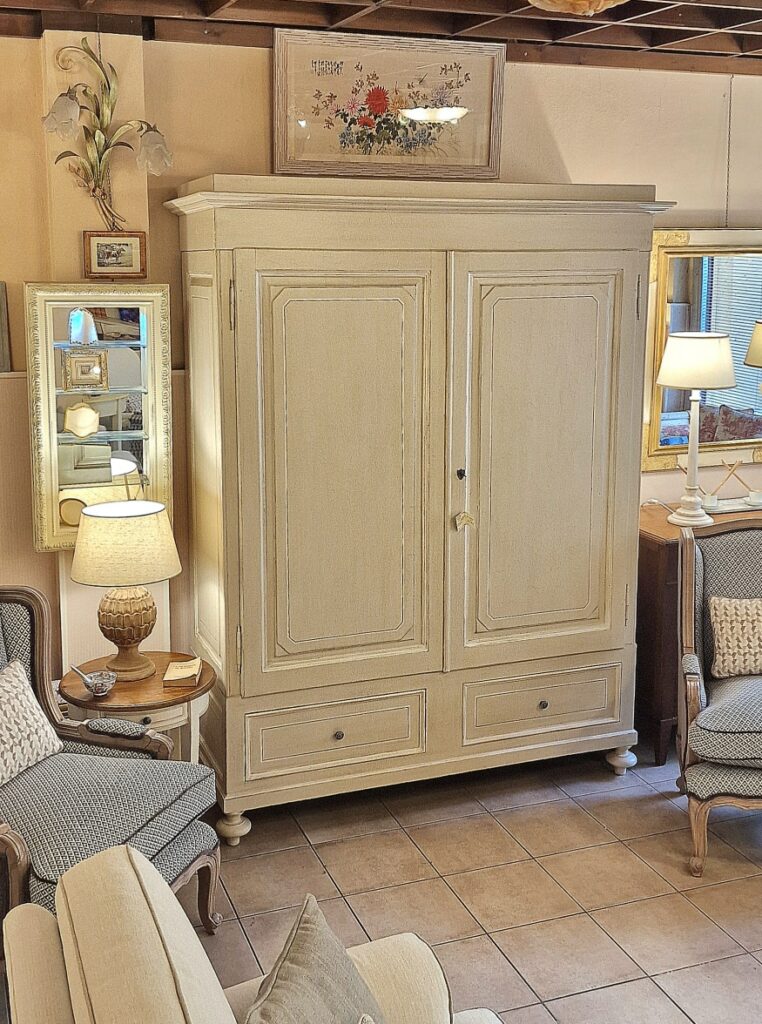 Armadio Toscano antico in legno di abete laccato anticato a mano grigio tortora chiaro. Mobili antichi Siena e Firenze.