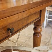 Tavolo Toscano in legno di noce nazionale massello anticato piallato a mano piano filetto intarsiato Bois de Rose. Arredamento classico contemporaneo Siena e Firenze