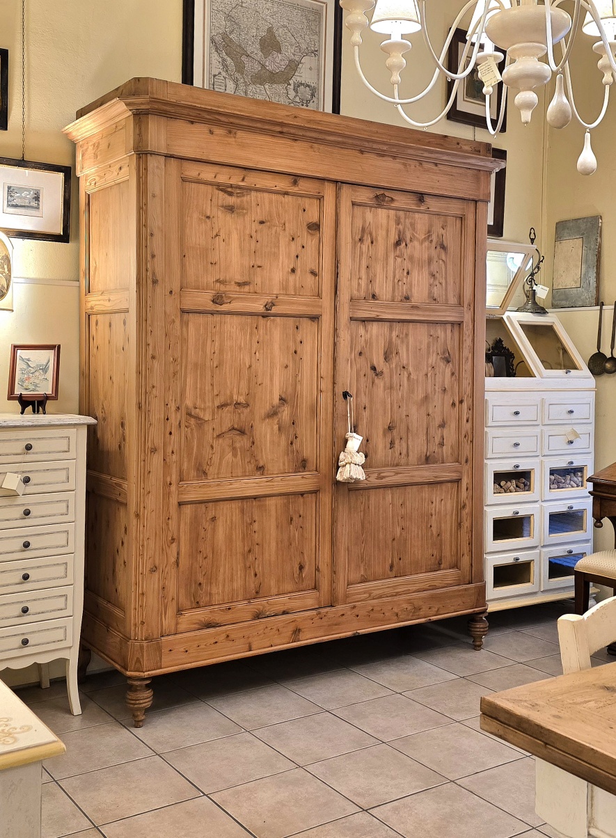 Armadio Toscano in legno di cipresso metà '800 a due ante. Mobili antichi Siena e Firenze.